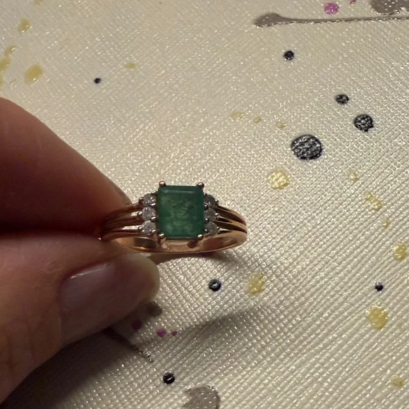 Elegant 10k rose gold emerald and diamond ring - Picture 10 of 10